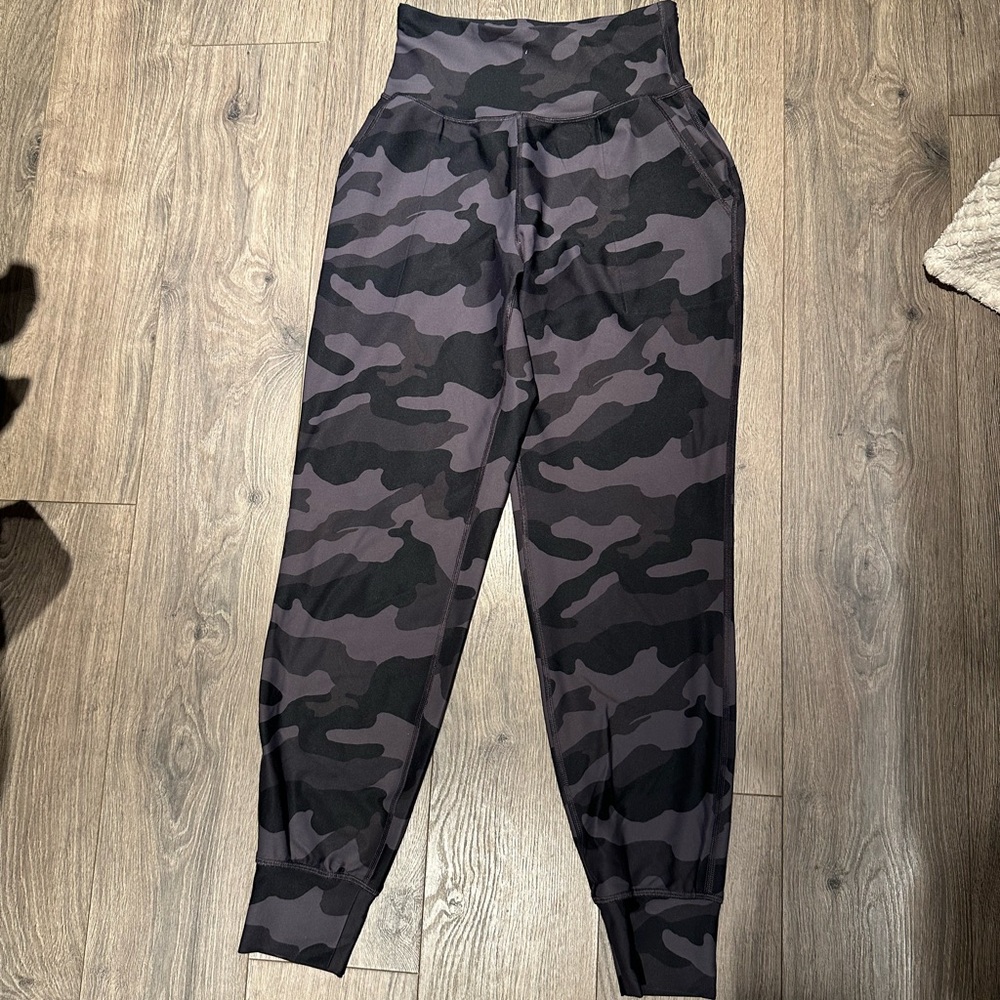 Old Navy Women's Camouflage Joggers - Black and Gray